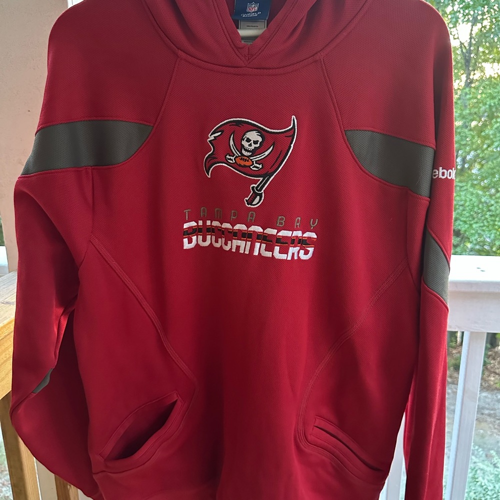 Tampa Bay Buccaneers Red Hoodie Size Large NFL logo on arm EUC